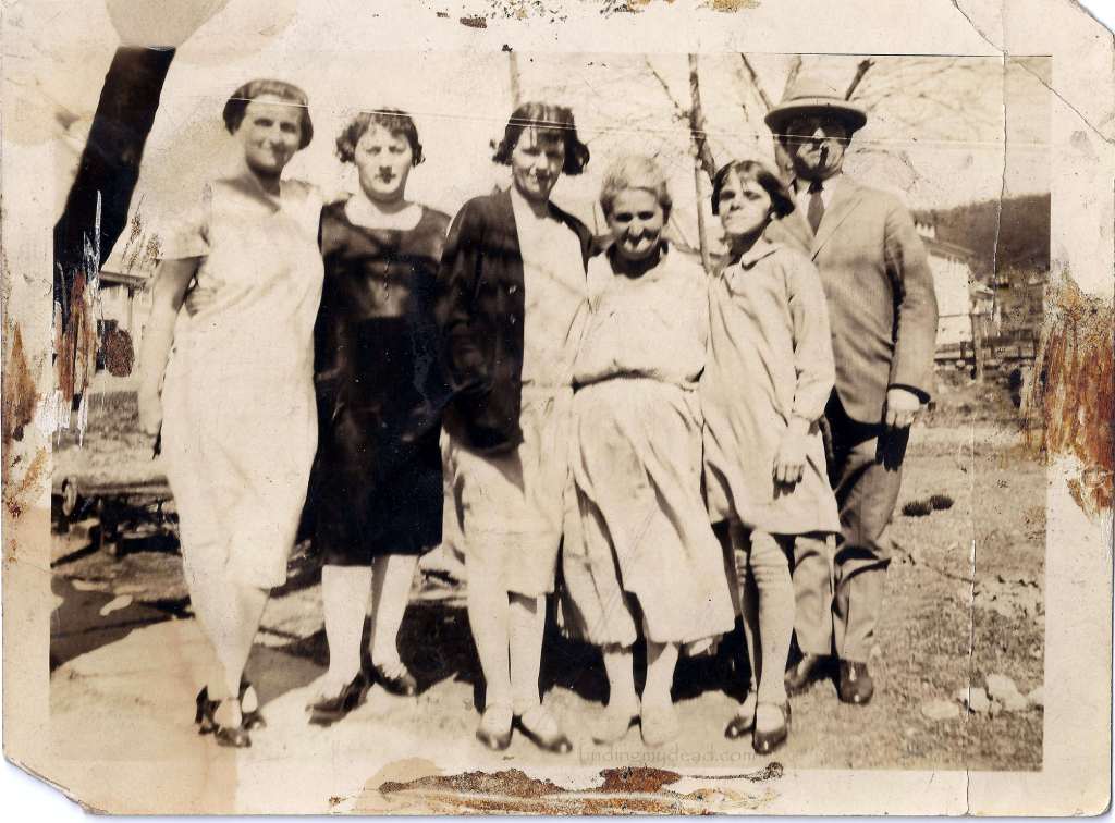 Rosamond Nahodil and her daughters